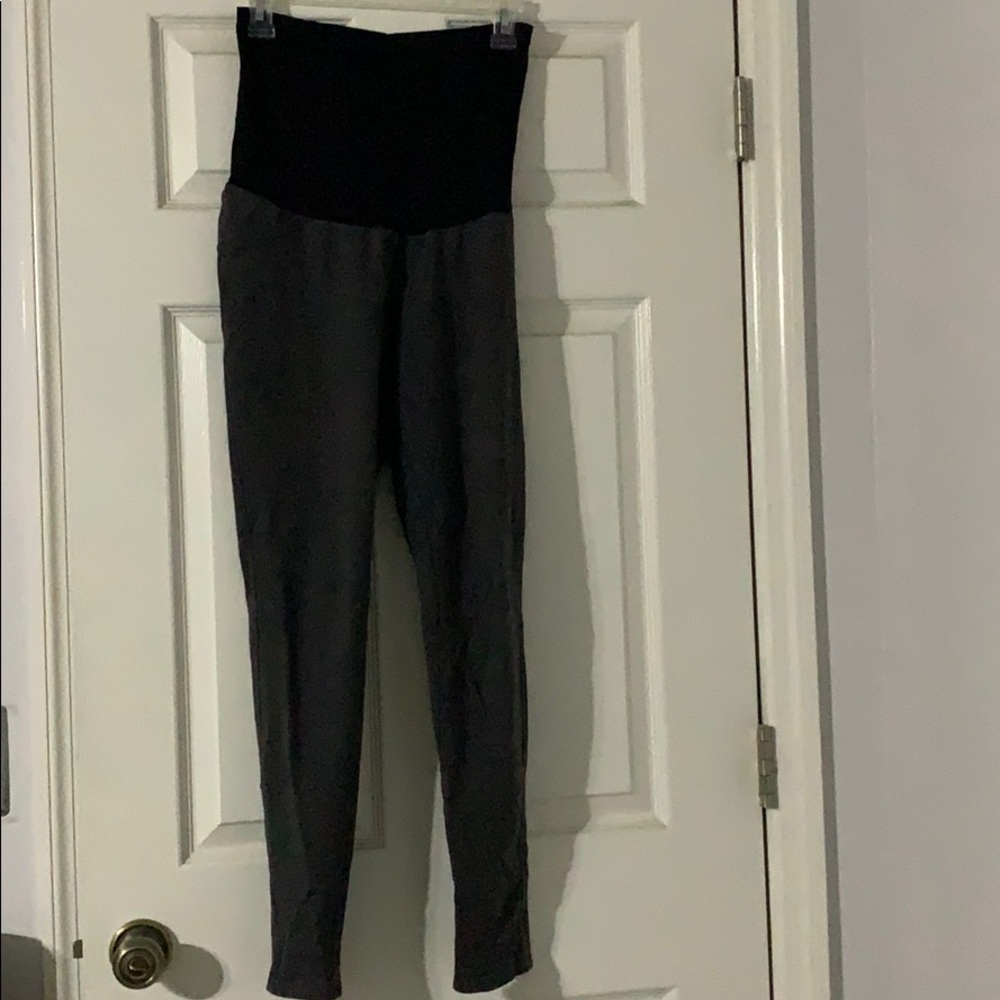 Grey maternity leggings with pockets